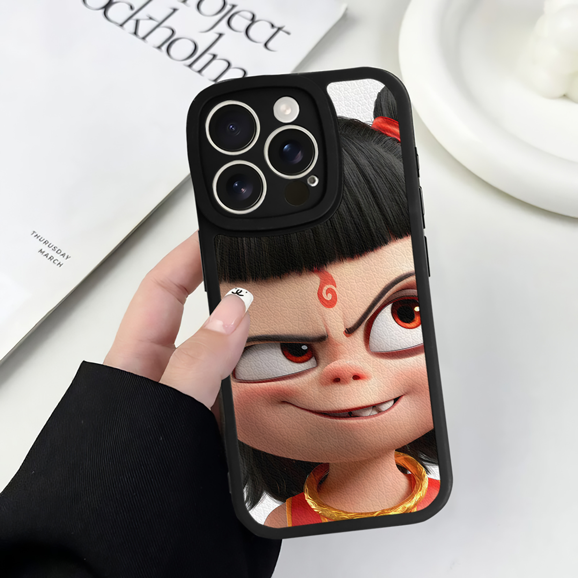 （画像用） Ne Zha 2 ナタ 魔童の大暴れ 【iPhone 16シリーズ対応】シリコンスマホケース（レザー調） 材質：シリコン
